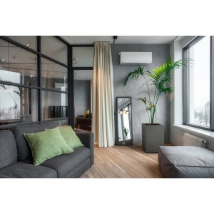 Anthrazitfarbener, hoher Orbis Pflanztopf Karo Eco Beton 40x40x60 cm im modernen Wohnraum.