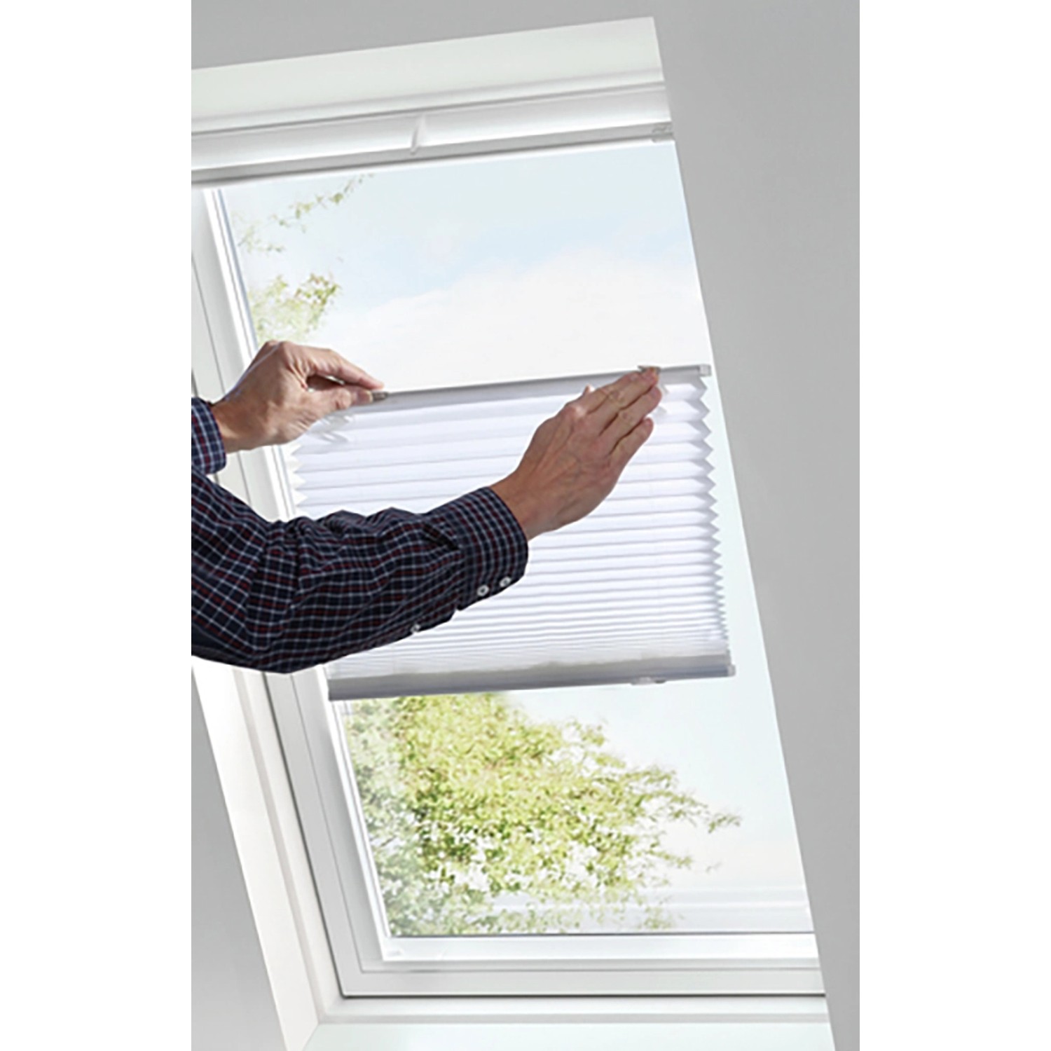 Gardinia Dachfenster-Plissee, weiße Faltstore mit Saugnäpfen am Dachfenster.