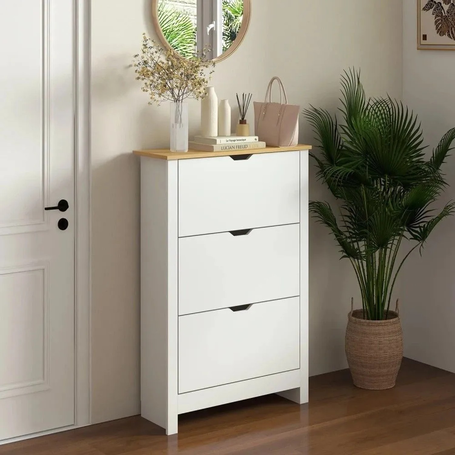 Weißer HOMCOM Schuhschrank mit 3 Klappen und Holzplatte im Flur. Moderne Schuhkommode für Ordnung.