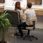 Mann auf hellbraunem HOMCOM Salon Hocker mit Rückenlehne und Rollen im Friseursalon. Gepolsterter, höhenverstellbarer Drehhocker aus Kunstleder.