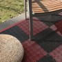 Andiamo Klick-Fliesen in Terracotta und Schwarz, verlegt auf einer Terrasse mit Stuhl und Hocker.