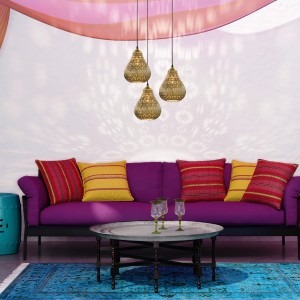 Trio Pendelleuchte Jasmin Altmessing im Vintage-Look über Sofa und Tisch.