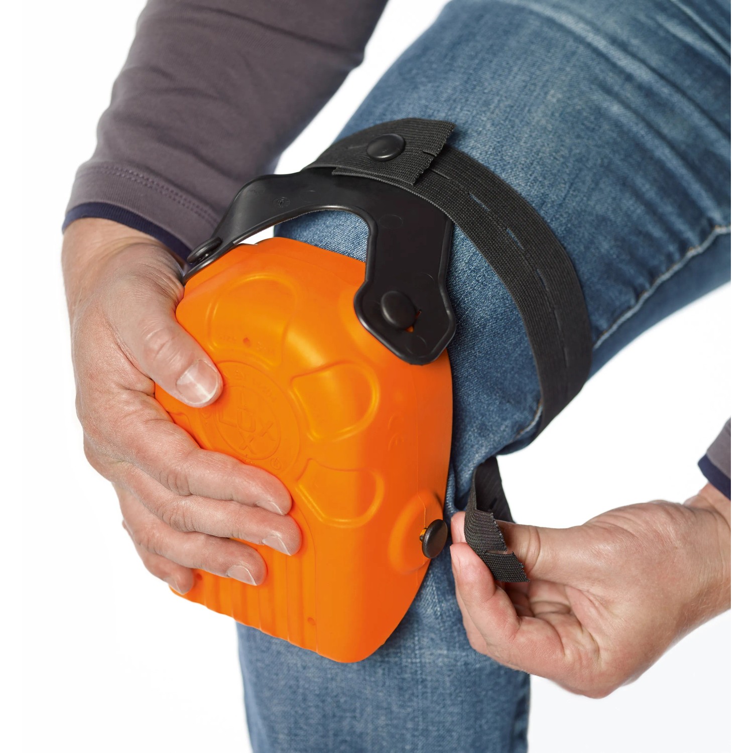 Orange LUX Knieschoner Comfort am Knie mit verstellbarem Band für optimalen Knieschutz.