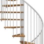 Weiße Minka Spindeltreppe Spiral Smart aus Eiche, Durchmesser 140 cm. Innentreppe mit Holzstufen und Geländer.