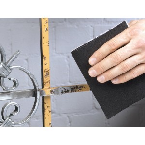 LUX Metall-Schleifpapier K40 im Einsatz an einem Metallgitter.