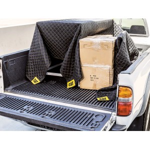 Cat Multifunktionsdecke Premium, 180x200 cm, schwarz-gelb, im Einsatz auf einer Ladefläche.