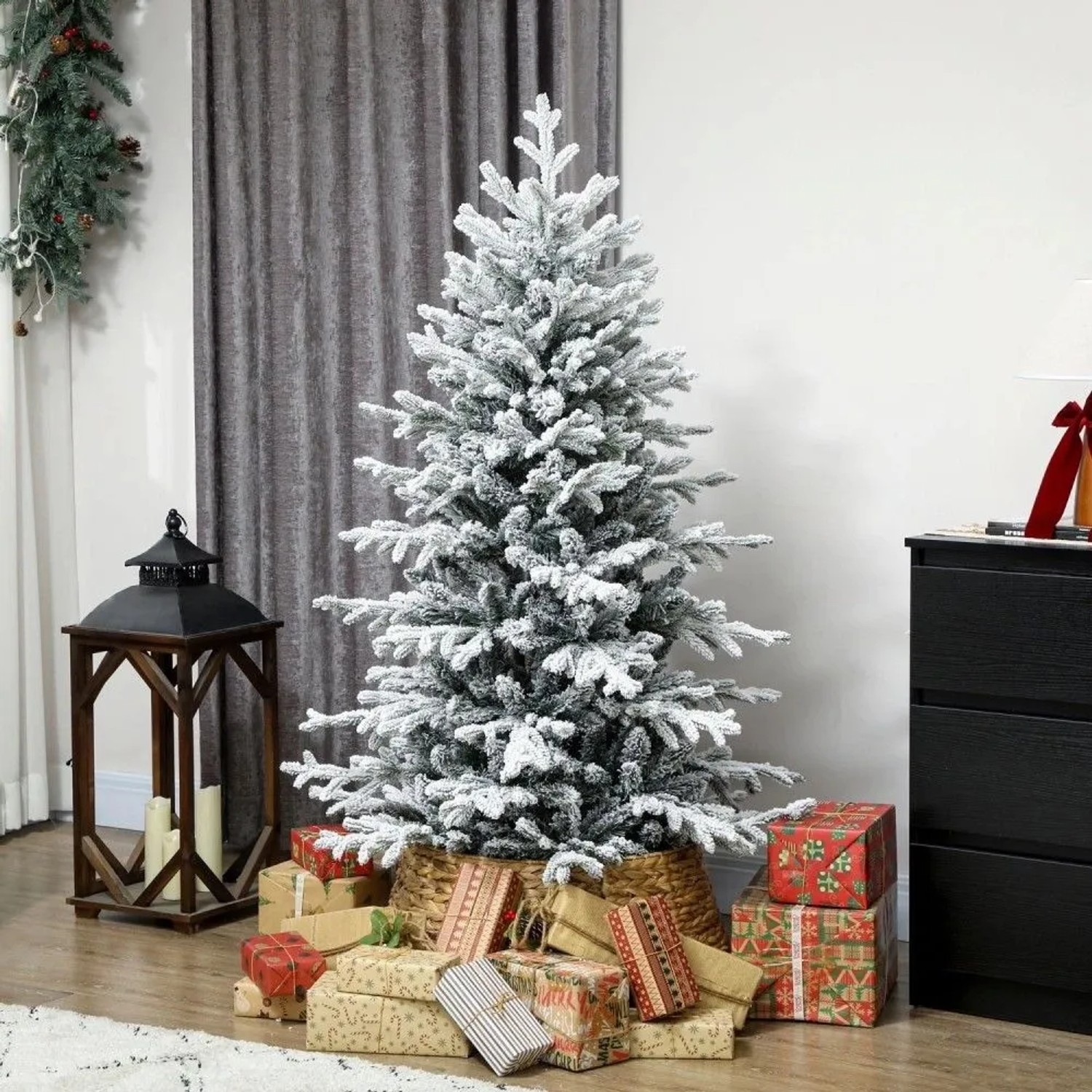 Beflockter HOMCOM Weihnachtsbaum aus Kunststoff, 150 cm, mit Geschenken. Festliche Weihnachtsdekoration.