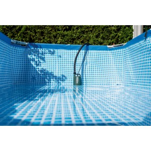 metabo Akku-Tauchpumpe TPF 18 LTX 2200 im Pool. Elektro-Pumpe zur Gartenbewässerung.