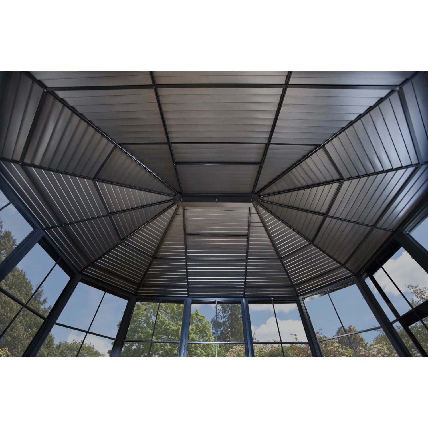 Innenansicht Sojag Pavillon Charleston mit Dach aus Stahl und Fenstern.