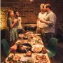 Campingaz Gas-Tischgrill Attitude 2100 LX im Einsatz mit Freunden bei einer Grillparty.