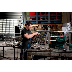 Mann schleift Metall mit Metabo Druckluft-Geradschleifer DG 25 Set. Zubehör im Koffer.