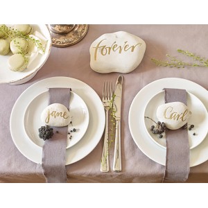 Tischdeko mit goldenen Schriftzügen auf Steinen, erstellt mit Edding Paintmarker.