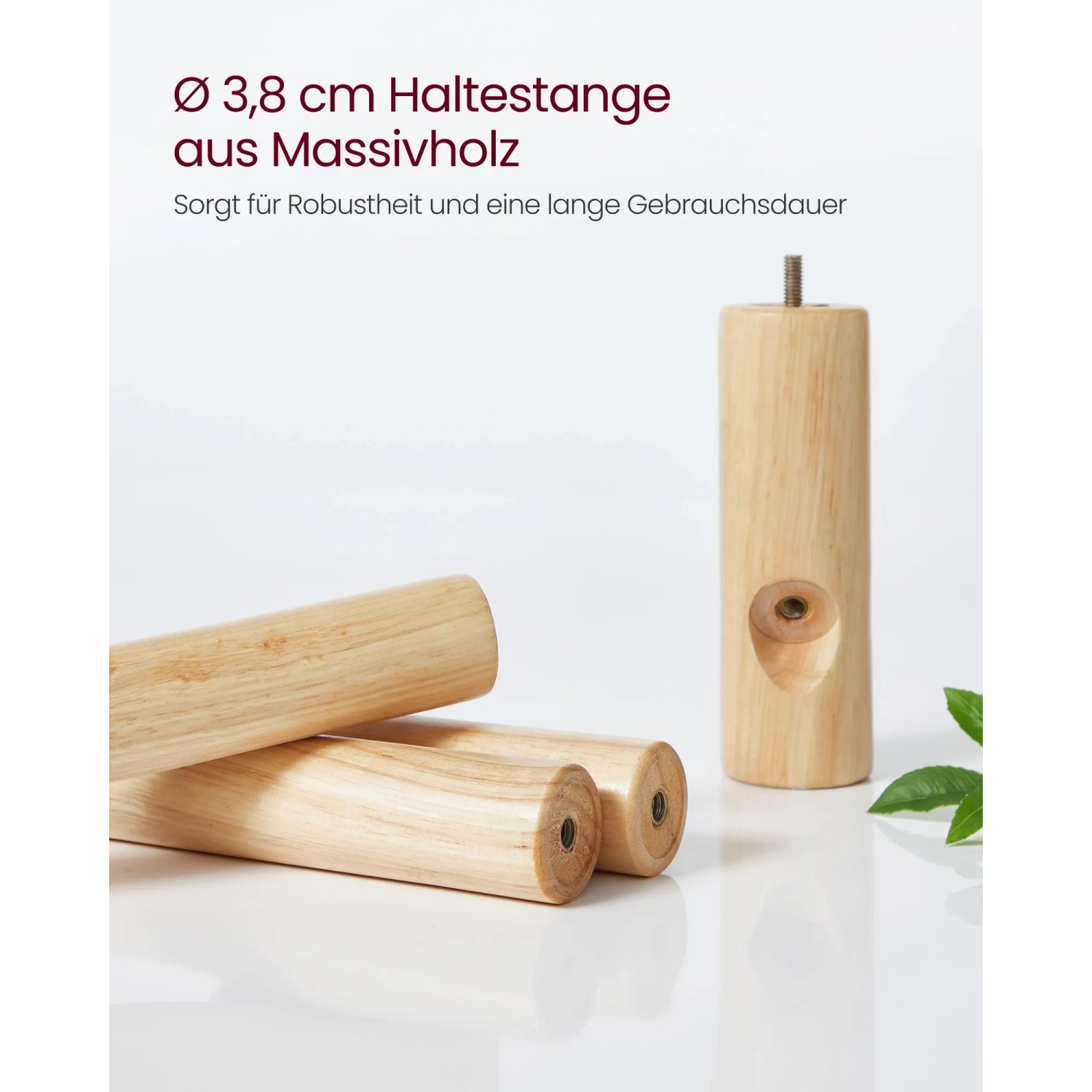 Detailaufnahme: Holzbeine des weißen Vasagle Kleiderständers. Massivholz sorgt für Stabilität.