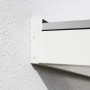 Detailansicht der weißen Terrassenüberdachung Genua aus Aluminium, Wandmontage.