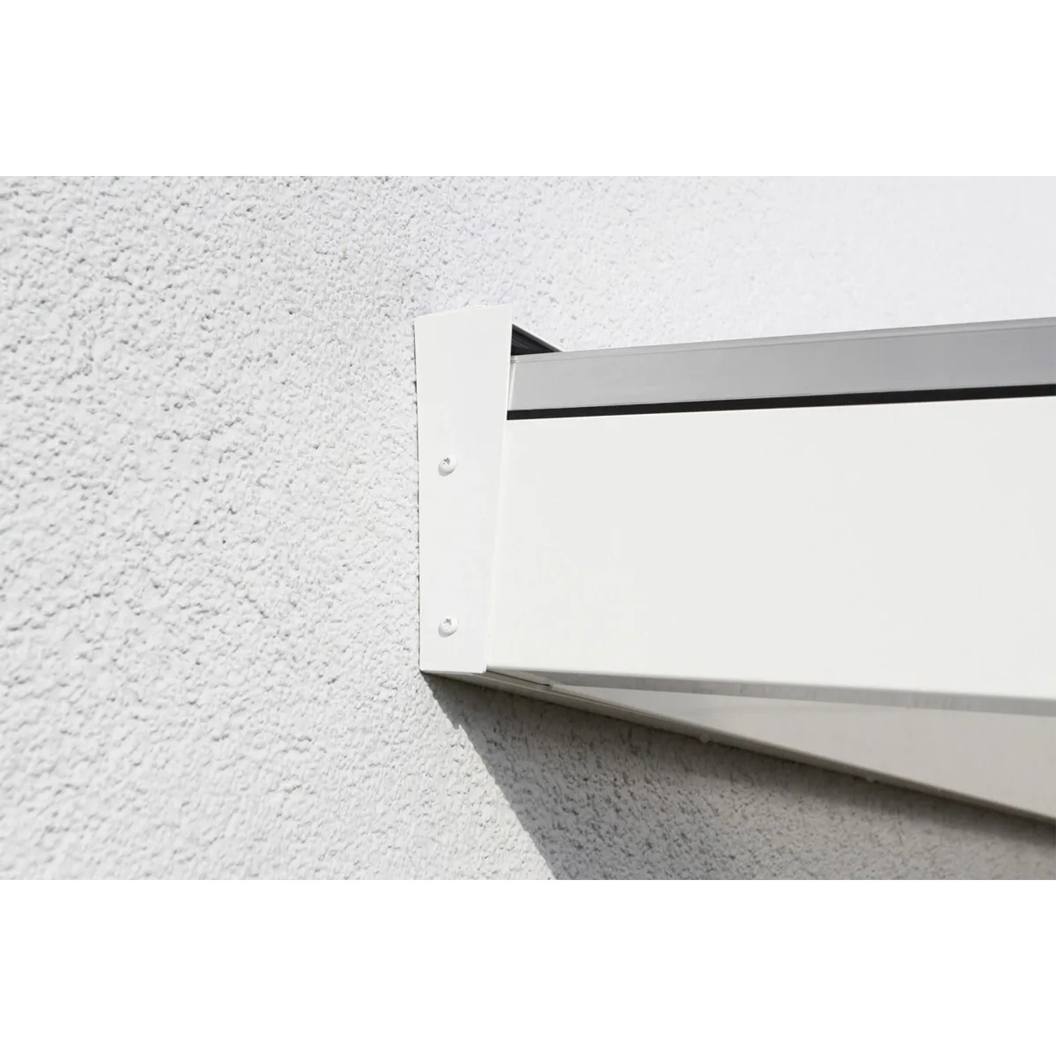 Detailansicht der weißen Terrassenüberdachung Genua aus Aluminium, Wandmontage.