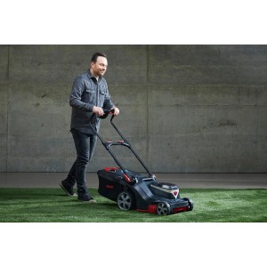Al-Ko Akku-Rasenmäher 382 Li Premium mit Mann beim Rasen mähen.