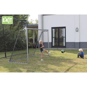 EXIT Scala Aluminium Fußballtor 500x200 cm im Garten mit spielenden Kindern.