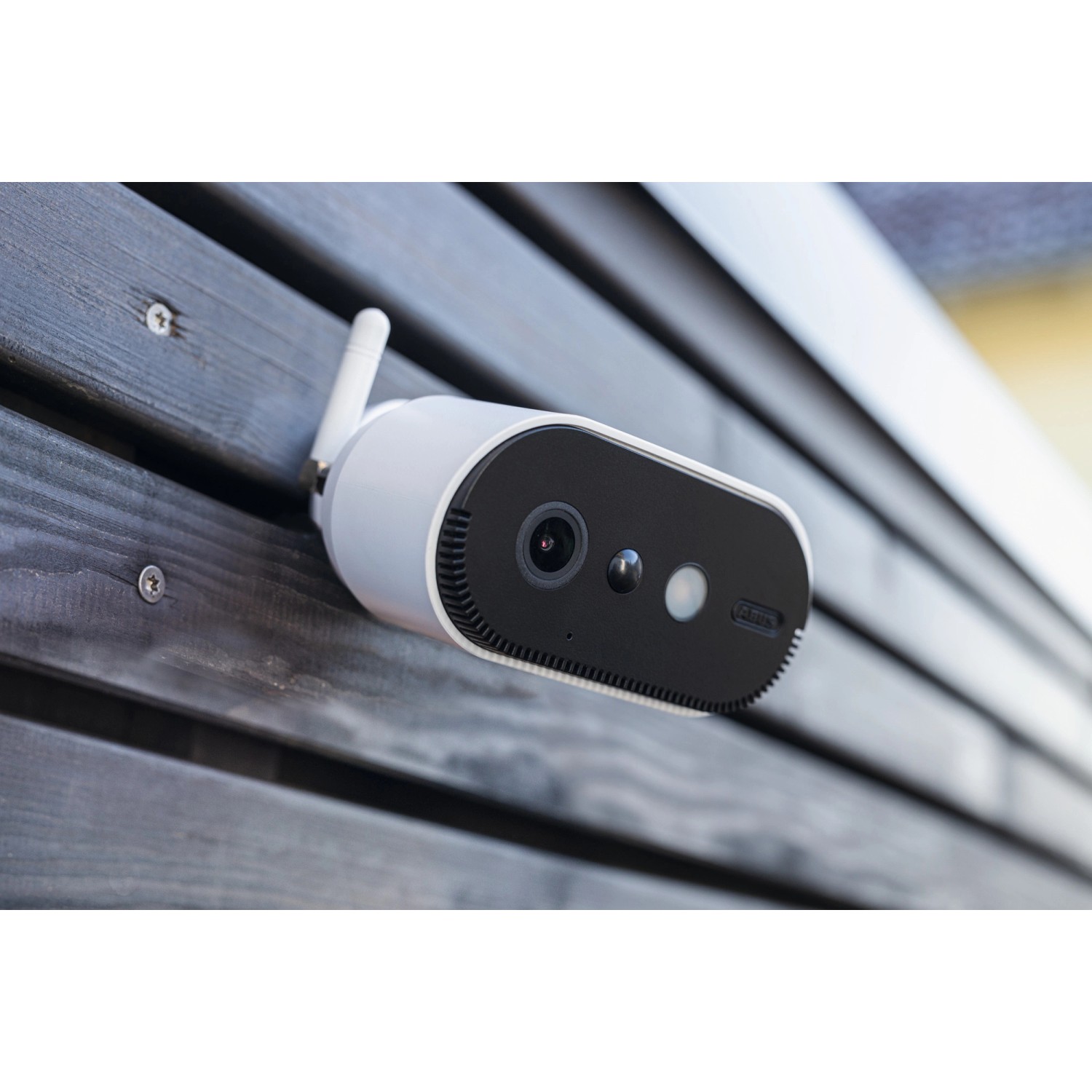 Weiße Abus Akku-Kamera Pro mit Basisstation zur Videoüberwachung im Außenbereich.