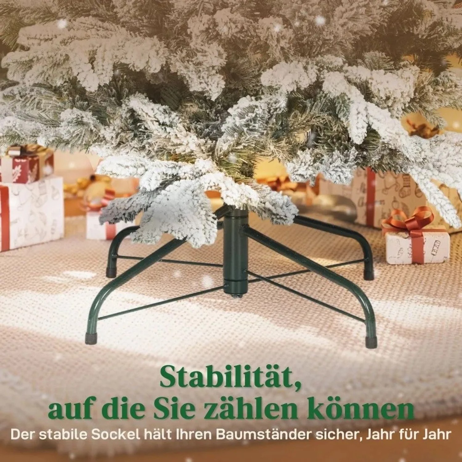 Stabiler, beflockter Weihnachtsbaum mit grünem Metallfuß und Geschenken. Ideal für Weihnachtsdekoration.