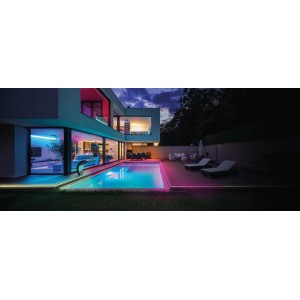 Osram LED-Streifen Neon Digital Flex beleuchtet Pool und Hauswand mehrfarbig.