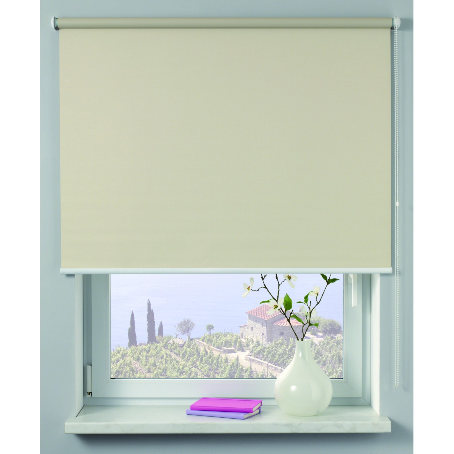 Gardinia Seitenzug-Rollo Uni Trend, 62x180 cm, Champagner, am Fenster mit Dekoration.