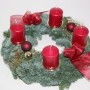 Adventskranz mit 4 roten Kerzen, Tannengrün, Kugeln und Schleifen, Ø 35 cm.