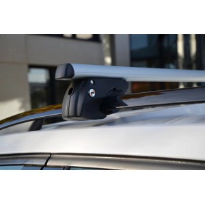 Fischer Relingträger TopLine L 1,2 m auf einem Autodach montiert.