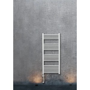 Weißer, elektrischer Badheizkörper Wuppertal 2.0, 120x50 cm, mit Heizstab und Wandhalterung.