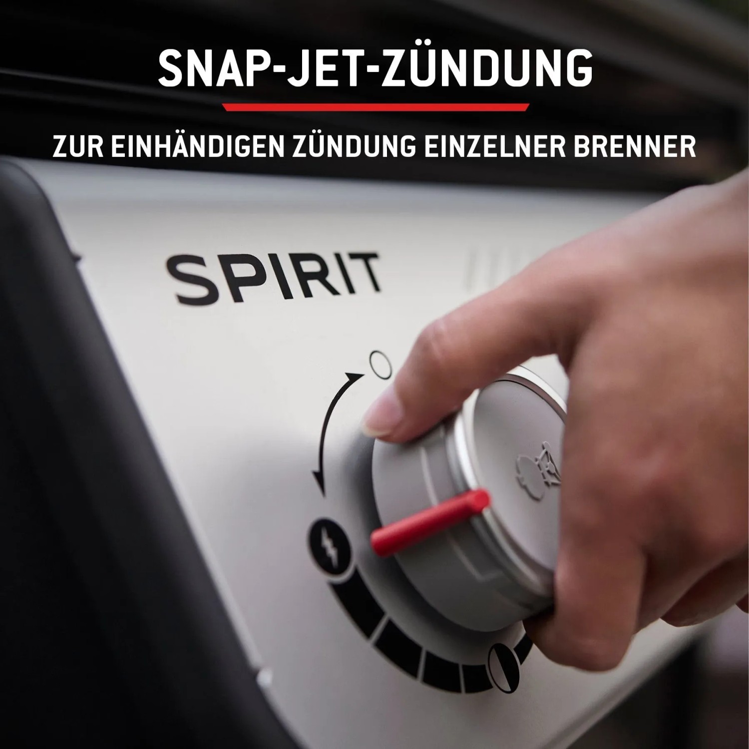 Detailaufnahme der Snap-Jet Zündung am Weber Gasgrill Spirit E-210. Hand bedient den Drehknopf.