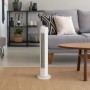 Weißer Turmventilator (80 cm) mit Timer im Wohnzimmer. Ventilator zur Luftkühlung.