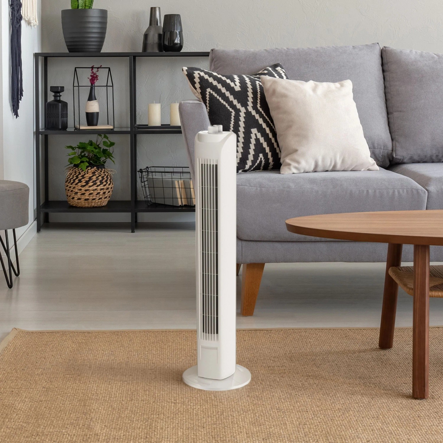 Weißer Turmventilator (80 cm) mit Timer im Wohnzimmer. Ventilator zur Luftkühlung.