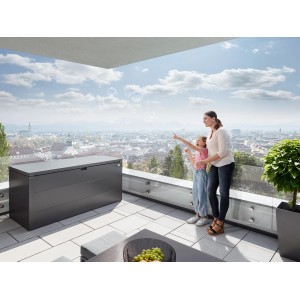 Biohort Stylebox 140 in Dunkelgrau-Metallic auf Terrasse mit Familie und Seifenblasen.