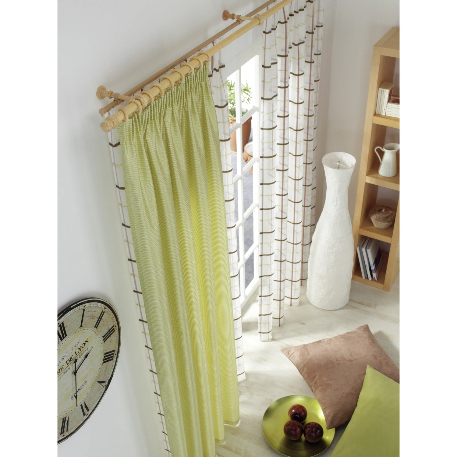 Beige Gardinia U-Laufschiene 190 cm mit Gardinen vor Fenster. Stil- & Seilspanngarnituren.
