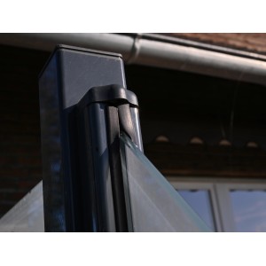 Detailaufnahme der anthrazitfarbenen GroJa Universalleiste (300 cm) zur Zaunmontage.