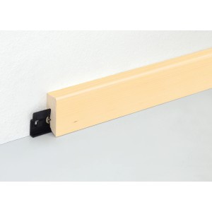Sockelleiste Ahorn, Fichte/Kiefer Furnier, mit Clip montiert.