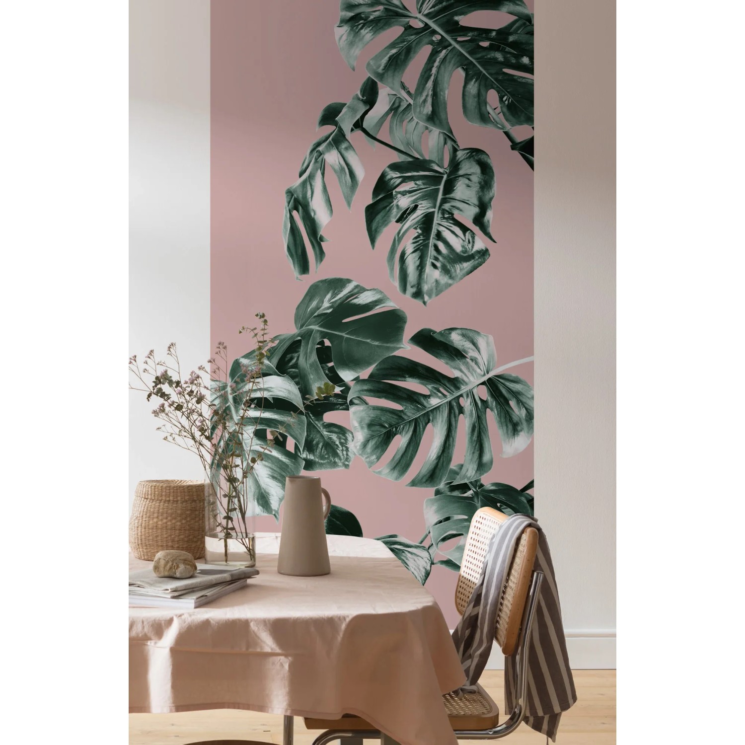Komar Vlies Fototapete Monstera Rosé, 100x250 cm, mit tropischen Blättern an rosafarbener Wand.