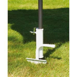 Weißer Videx Garden Rasendorn Schirmhalter Typ B (Ø 25mm) im Rasen.