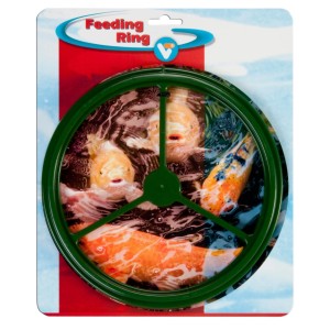 Grüner VT Teich Futterring auf Wasser mit Koi-Fischen. Ideal zur gezielten Fütterung von Teichfischen, verhindert Futtertreiben.