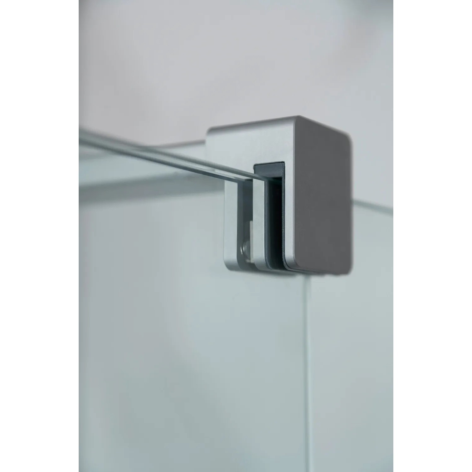 Detailaufnahme: Schöner Wohnen Dusch-Schiebetür, silbermatte Beschläge am Glas.