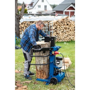Scheppach Holzspalter Compact 8 t im Einsatz: Mann spaltet Holz mit dem stehenden Holzspalter.