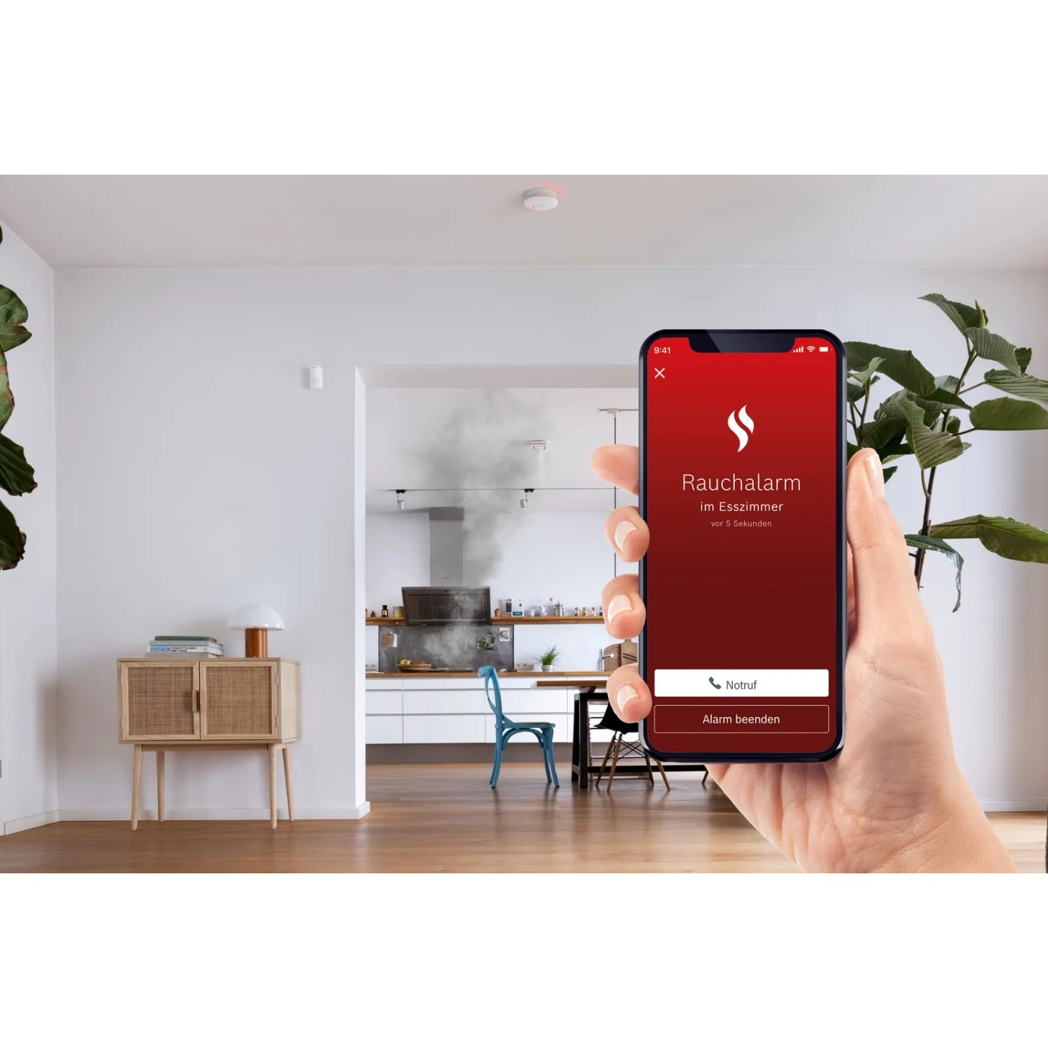 Bosch Smart Home Rauchwarnmelder II im Einsatz: Alarm auf Smartphone und Rauch im Raum.