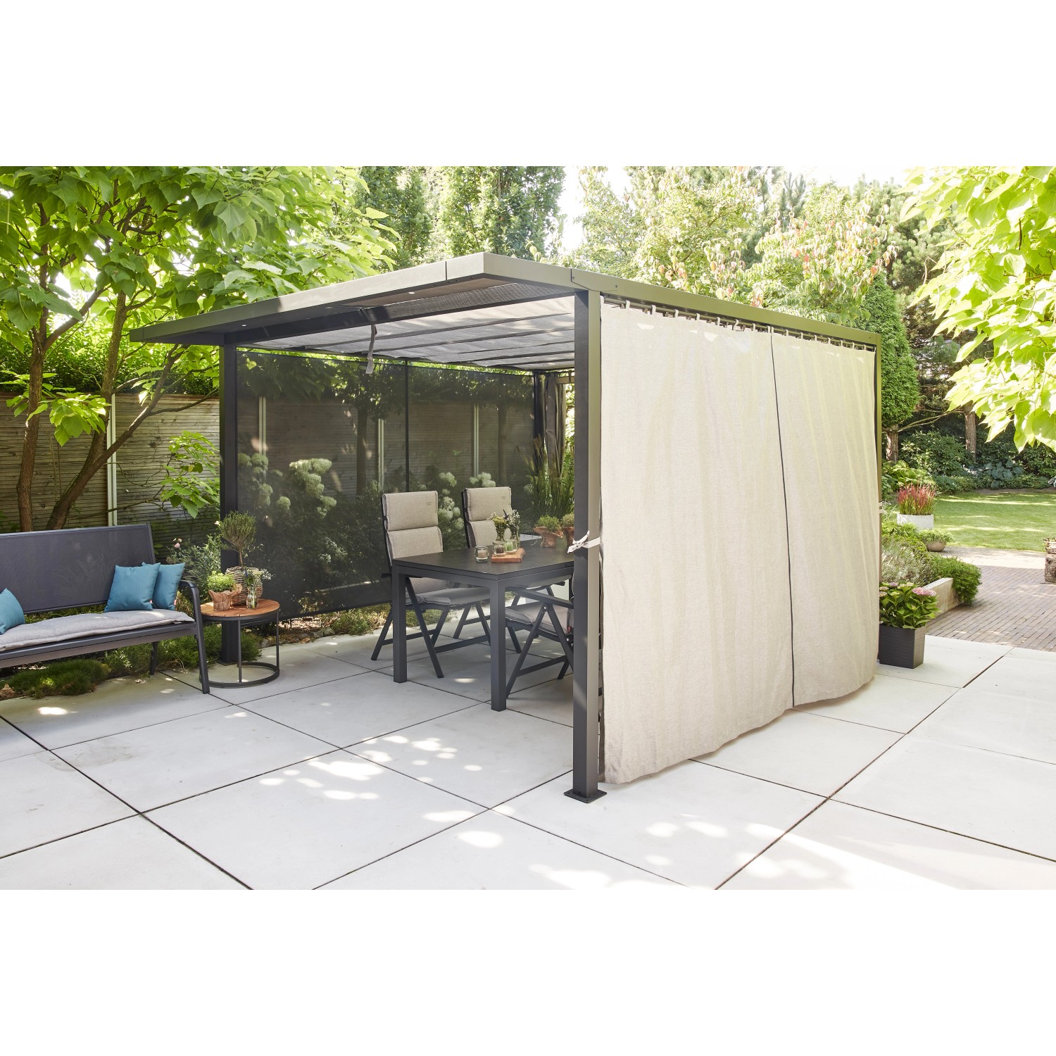 Siena Garden Pergola Schattenmanufaktur mit Seitenteil und Möbeln im Garten.