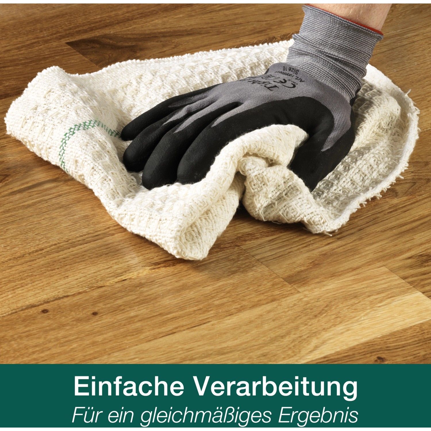 Auftragen von Bona Hartwachsöl-Pflege auf Holzboden mit Tuch und Handschuh.