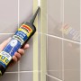 Soudal Sanitär Express Silikon Weiß wird in gefliester Dusche auf Fuge aufgetragen. Pilzhemmend, haftstark.