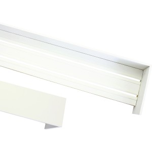 Weiße, 2-läufige Karniese (180 cm) aus Holz mit Blende und Schienenabschluss für Gardinen.