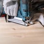 Bosch Expert Stichsäge mit T308B Sägeblatt schneidet Holz. Saubere Schnitte für präzises Arbeiten.