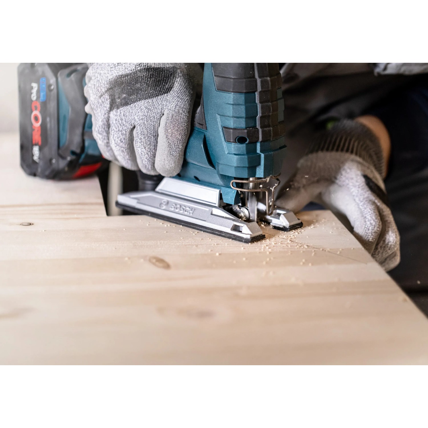 Bosch Expert Stichsäge mit T308B Sägeblatt schneidet Holz. Saubere Schnitte für präzises Arbeiten.
