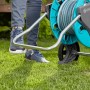 Gardena CleverRoll M Schlauchwagen-Set mit 20m Schlauch auf Rasen, blau/grau.