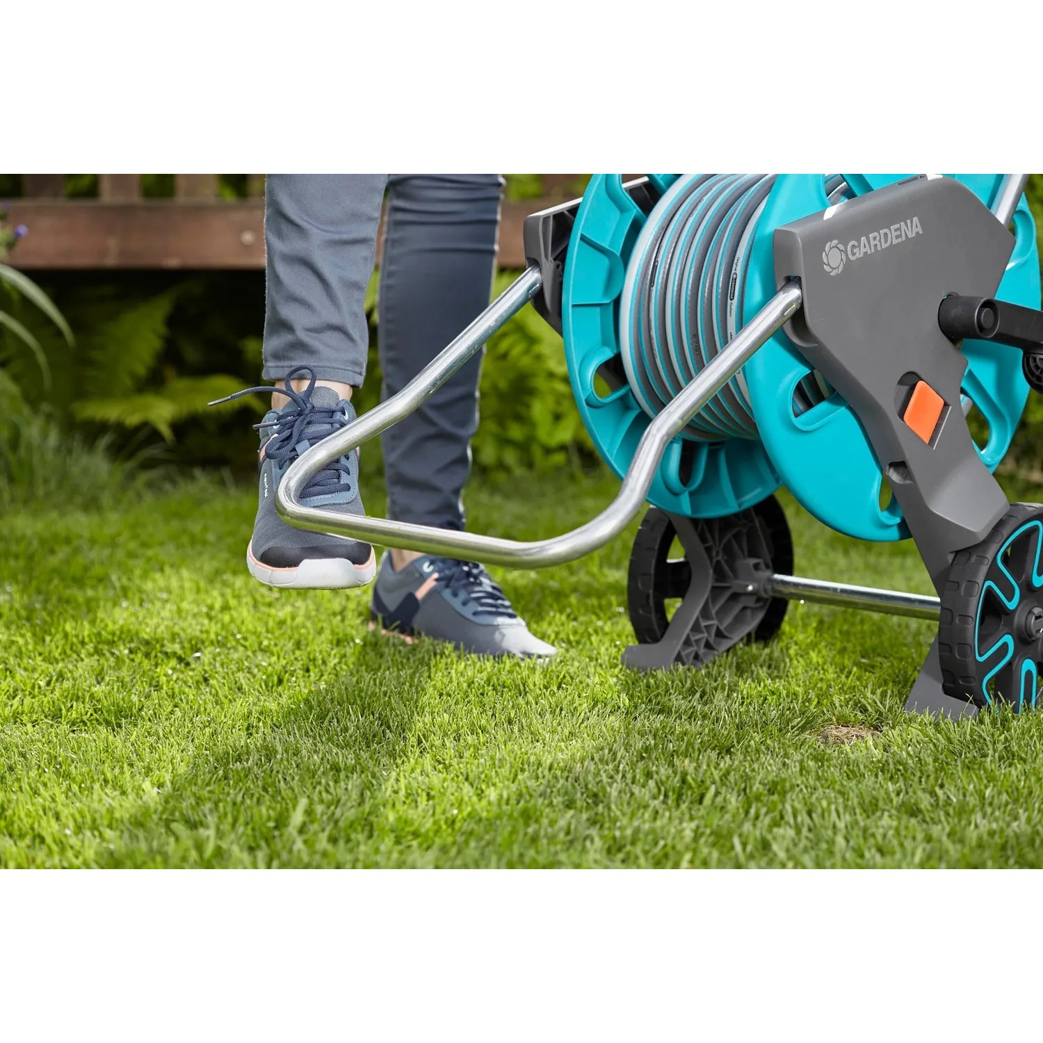 Gardena CleverRoll M Schlauchwagen-Set mit 20m Schlauch auf Rasen, blau/grau.
