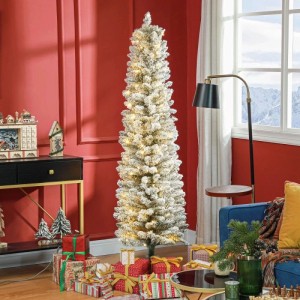 Schlanker, schneebedeckter HOMCOM künstlicher Weihnachtsbaum 180 cm mit warmweißen LED-Lichtern im Wohnzimmer.